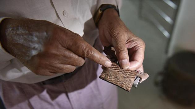 “The tribes made combs from whatever was available,” says Mahawar, a retired businessman and author of Bastar Bronzes: Tribal Religion and Art. “In the cultivated plains of Bastar, the Murias used tin as decoration, and aluminium to make hairpins. But in the same state, the Dhurwas living in the dense Sal forests could only use its leaves and fibre to weave modest, two-sided combs.” (Sanchit Khanna / HT Photo) “The tribes made combs from whatever was available,” says Mahawar, a retired businessman and author of Bastar Bronzes: Tribal Religion and Art. “In the cultivated plains of Bastar, the Murias used tin as decoration, and aluminium to make hairpins. But in the same state, the Dhurwas living in the dense Sal forests could only use its leaves and fibre to weave modest, two-sided combs.” (Sanchit Khanna / HT Photo)