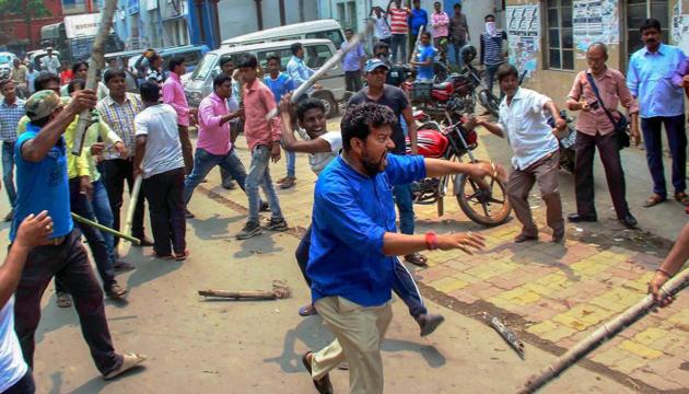 Activists of two political parties clash during panchayat polls' nomination filing in Burdwan in the first week of April.(PTI) Activists of two political parties clash during panchayat polls' nomination filing in Burdwan in the first week of April.(PTI)