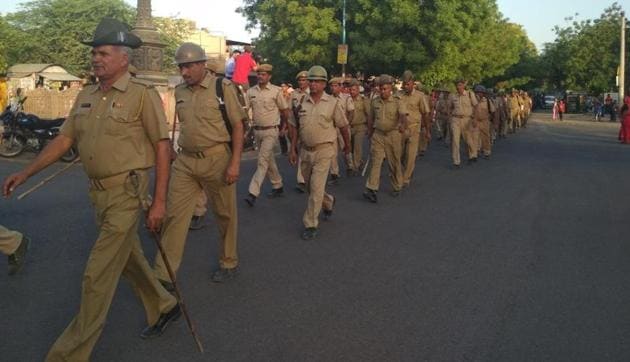 A flag march my Rajasthan police around the Jodhpur central jail Tuesday evening.(HT PHOTO)