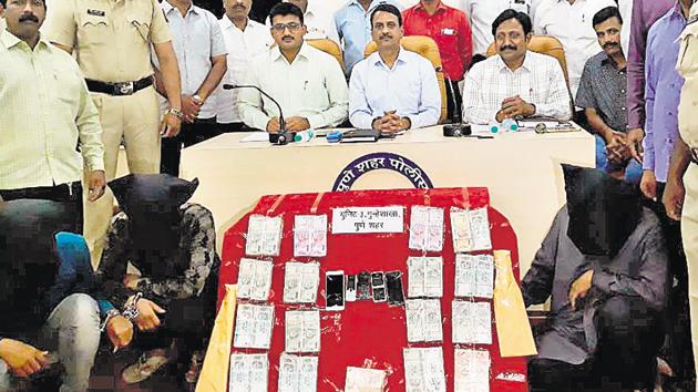 (From left, seated) Pankaj Dahane, deputy police commissioner; Pradeep Deshpande, additional police commissioner and Sitaram More, senior police inspector; with items confiscated from the accused (seated on the ground). (HT PHOTO) (From left, seated) Pankaj Dahane, deputy police commissioner; Pradeep Deshpande, additional police commissioner and Sitaram More, senior police inspector; with items confiscated from the accused (seated on the ground). (HT PHOTO)