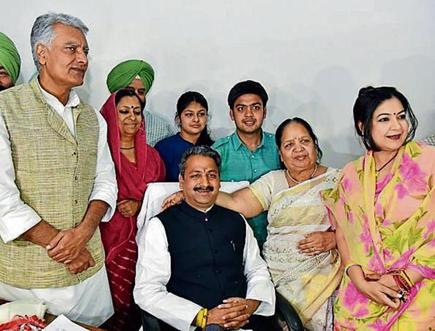 Punjab Congress chief Sunil Jakhar, PWD minister Vijay Inder Singla, his wife (extreme right) and others in Chandigarh on Sunday.(HT Photo)