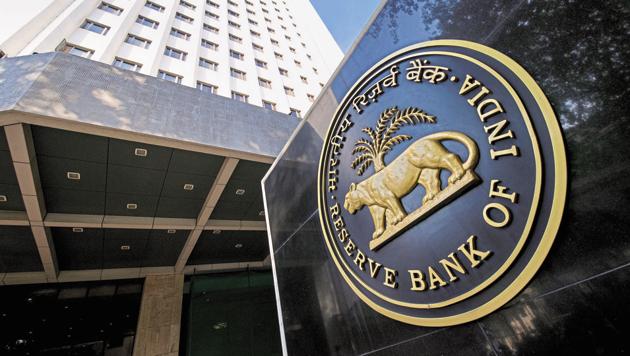 The RBI, which Bloomberg economists Tom Orlik and Justin Jimenez rate among the top 3 central banks that surprise the most, has a mandate to keep headline inflation around 4% in the medium term.(Aniruddha Chowdhury/Mint)