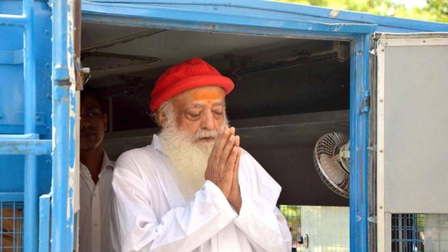 Asaram greets his supporters as he arrives for hearing at Jodhpur court.(HT File Photo)