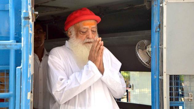 Asaram greets his supporters at a court hearing in 2015.(Ramji Vyas/ HT file photo)