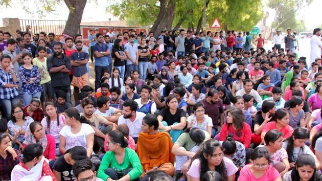 Students of Central University of Punjab block Bathinda-Mansa road after a student died in the university campus at Bathinda on Tuesday. (Sanjeev Kumar/HT) Students of Central University of Punjab block Bathinda-Mansa road after a student died in the university campus at Bathinda on Tuesday. (Sanjeev Kumar/HT)