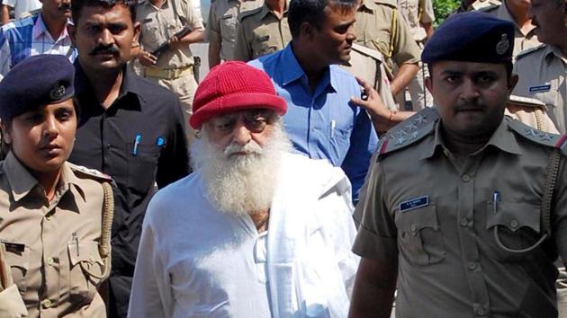A file photo of Asaram being taken from Ahmedabad court to Jodhpur jail.(Ramji Vyas/ Hindustan Times)