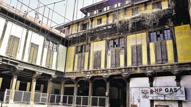 Today, more than 350 years after the height of glory of the Maratha empire, Pune’s wadas are waging a final battle for survival as the civic body turns its attention off this issue. Raste Wada is no exception.(RAVINDRA JOSHI/ HT PHOTO) Today, more than 350 years after the height of glory of the Maratha empire, Pune’s wadas are waging a final battle for survival as the civic body turns its attention off this issue. Raste Wada is no exception.(RAVINDRA JOSHI/ HT PHOTO)