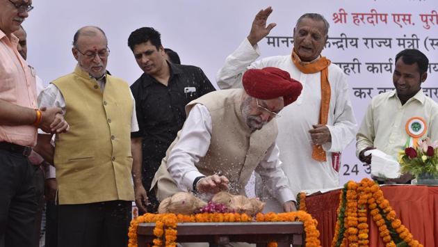Hardeep Singh Puri, Urban Development Minister and Anil Baijal, Lt. Governor of Delhi during the stone-laying ceremony of redevelopment project of Kathputli Colony in New Delhi. (Sanchit Khanna / HT Photo) Hardeep Singh Puri, Urban Development Minister and Anil Baijal, Lt. Governor of Delhi during the stone-laying ceremony of redevelopment project of Kathputli Colony in New Delhi. (Sanchit Khanna / HT Photo)
