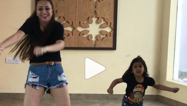 Viyona Sharma and her dance instructor Nikita Kumar grooving to Bom Diggy Diggy (Nikita Kumar/Instagram)