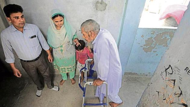 Doctors said the surgery was executed using minimally invasive methods to minimise the risk of bleeding and other wound-related complications during surgery. (HT/Sunil Ghosh) Doctors said the surgery was executed using minimally invasive methods to minimise the risk of bleeding and other wound-related complications during surgery. (HT/Sunil Ghosh)