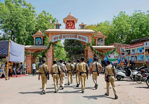 Police personnel in front of Asaram’s ashram in Ahmedabad on Wednesday.(AP Photo)