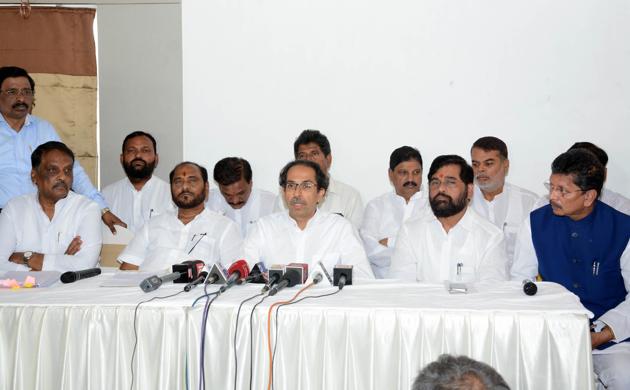 Shiv Sena chief, Uddhav Thackeray (centre) during a press conference regarding two Shiv Sena leaders who were shot dead earlier this month in Ahmednagar district , Pune (HT PHOTO) Shiv Sena chief, Uddhav Thackeray (centre) during a press conference regarding two Shiv Sena leaders who were shot dead earlier this month in Ahmednagar district , Pune (HT PHOTO)