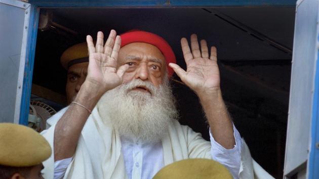 A file photo of Asaram outside a court in Jodhpur on November 30, 2013.(PTI)