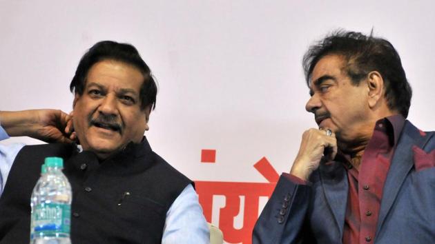 Shatrughan Sinha, actor and MP (right) and Prithviraj Chavan, former chief minister of Maharashtra, at the event organised by Vasant Dada sewa sansthan on Tuesday.(HT PHOTO)