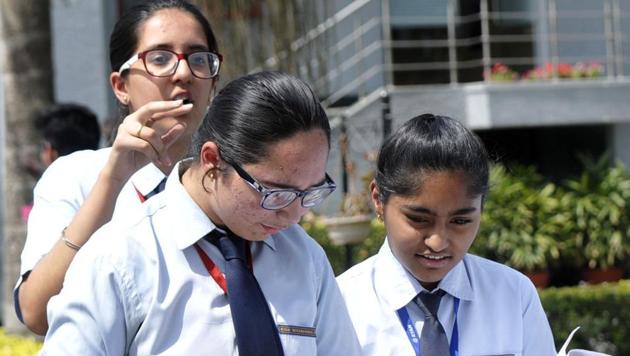 Students go through a last-minute revision for their CBSE board examination, in Noida. Class 12 students are appearing for a retest of the economics paper after the board admitted that questions had been leaked ahead of the exam.(Sunil Ghosh /HT File Photo)