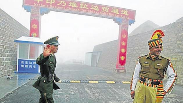 A Chinese soldier (L) next to an Indian soldier at the Nathu La border crossing between India and China in Sikkim.(AFP File Photo)