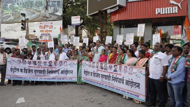 The city recently witnessed another fuel price hike. Diesel prices climbed to an all time high at at Rs 68.82 /litre, highest ever in the city. The price of petrol stood at Rs 82.21/litre. Hence, the Congress party members held a demonstration against the fuel price hike at Market Yard chowk in Pune on Monday, April 23.  (Rahul Raut/HT PHOTO) 