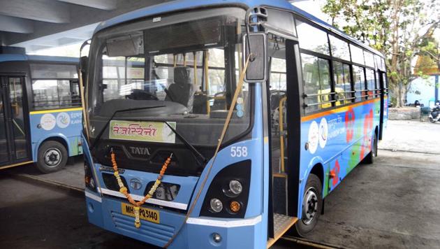“In the first phase, we inducted 30 midi buses. They were introduced as the ‘Tejaswini’ buses which run exclusively for women passengers. In the second phase we added 72 more buses, taking the total number to 102,” said Dattatray Mane, PMPML transport manager(HT FILE PHOTO)