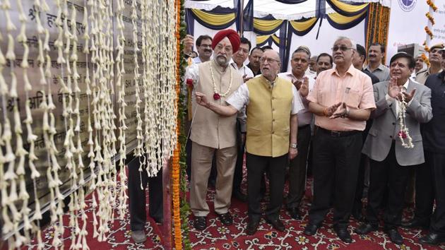 Anil Baijal, Lieutenant Governor of Delhi along with Hardeep Singh Puri, Urban Development Minister during the stone-laying ceremony of Kathputli colony at Shadipur, on April 24, 2018. Puri said at the event that the project, in progress since 2009, will give homes over to the residents by the beginning of next year. (Sanchit Khanna / HT Photo)