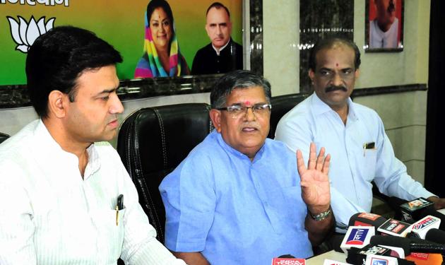 Rajasthan home minister Gulab Chand Kataria (centre) interacting with media persons at the BJP office in Jaipur on Wednesday.(Prabhakar Sharma/HT Photo.)