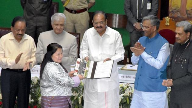 Vice President Venkaiah Naidu gives away diploma to a successful student in Dehradun on Wednesday. (HT Photo) Vice President Venkaiah Naidu gives away diploma to a successful student in Dehradun on Wednesday. (HT Photo)