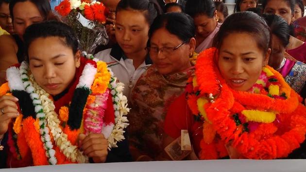 Mirabai Chanu (L) and Sanjita Chanu were given a grand reception on their return to Imphal on Thursday.(HT photo)