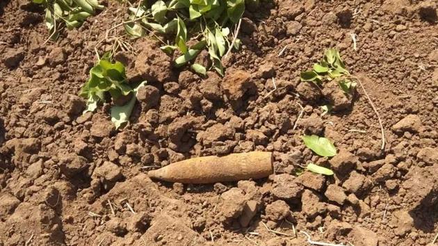 The live bomb found in a field at Wada is now being guarded by policemen.(Santosh Patil)