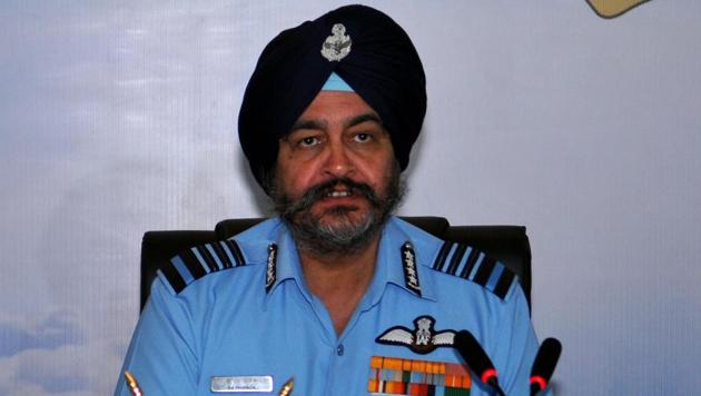 Air chief marshal BS Dhanoa addressing the media at Adampur air force station near Jalandhar.(HT/File Photo)