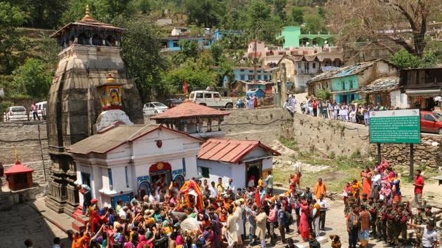 Utsav Doli of Kedar Baba begins its journey to Kedarnath from Omkareshwar temple at Ukhimath in Rudraprayag district on Thursday.(Rajiv Kala/HT PHOTO)