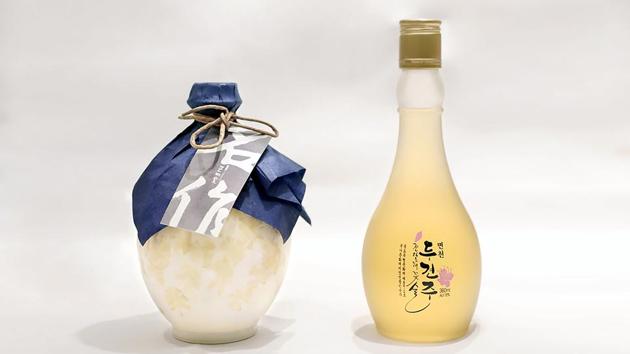 Munbaeju (L), a traditional Korean liquor made from millet and broom-corn, which will be used for toasting, and Dugyeonju (R), an azalea liquor which will also be used during the dinner. The meeting between Kim and Moon is just the third-ever summit between the Koreas, who are now trying to restore ties after a decade of animosity over the North’s nuclear program. (The Blue House / AFP)