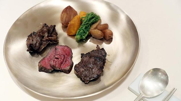 South Korean chefs at the banquet will also serve grilled beef from cattle at a ranch in the central town of Seosan. The ranch became famous in 1998 when Hyundai founder Chung Ju-yung sent 1,001 cattle from the ranch across the border to the North in an effort to aid reconciliation between the rivals. (The Blue House / AFP)