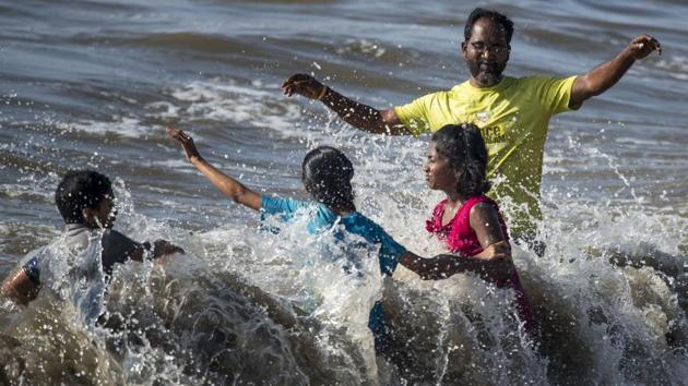 People takes a dip in the water to beat the scorching heat at Dadar Chowpatty, in Mumbai, Maharashtra on April 22, 2018. (Pratik Chorge / HT Photo) People takes a dip in the water to beat the scorching heat at Dadar Chowpatty, in Mumbai, Maharashtra on April 22, 2018. (Pratik Chorge / HT Photo)