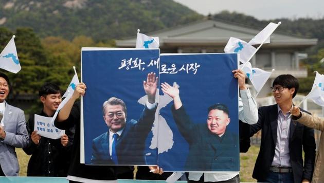 Students hold posters with pictures of South Korea's President Moon Jae-in and North Korea's leader Kim Jong Un during a pro-unification rally ahead of the upcoming summit between North and South Korea in Seoul, South Korea April 26, 2018.(REUTERS) Students hold posters with pictures of South Korea's President Moon Jae-in and North Korea's leader Kim Jong Un during a pro-unification rally ahead of the upcoming summit between North and South Korea in Seoul, South Korea April 26, 2018.(REUTERS)