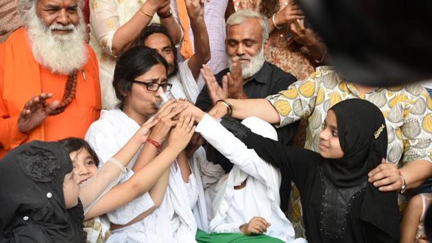 Girls offer juice to Swati Maliwal, chairperson of Delhi Commission for Women, as she ends her hunger strike demanding stricter laws for rape in India at Samta Sthal in New Delhi on April 22, 2018. (Arvind Yadav / HT Photo) Girls offer juice to Swati Maliwal, chairperson of Delhi Commission for Women, as she ends her hunger strike demanding stricter laws for rape in India at Samta Sthal in New Delhi on April 22, 2018. (Arvind Yadav / HT Photo)