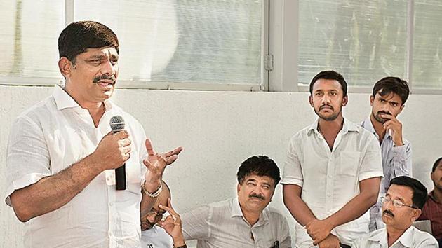 DK Suresh, Congress MP and brother of Kanakapura Congress candidate DK Shivakumar, speaks to the party workers in Kanakapura. (Arijit Sen/HT Photo) DK Suresh, Congress MP and brother of Kanakapura Congress candidate DK Shivakumar, speaks to the party workers in Kanakapura. (Arijit Sen/HT Photo)