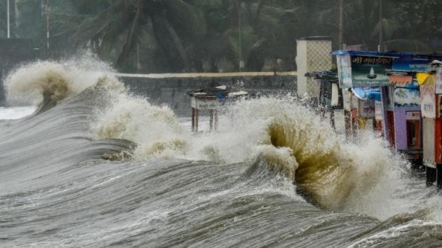 Waves during high tide hit the food stalls at the Arabian Sea promenade, Dadar in Mumbai.(HT File Photo)