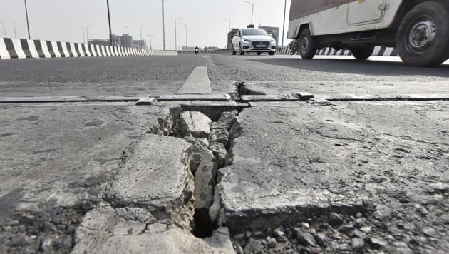 Cracks have developed on two elevated U-turns and an elevated road at busy Iffco chowk, in Gurugram.(Sanjeev Verma/HT PHOTO)