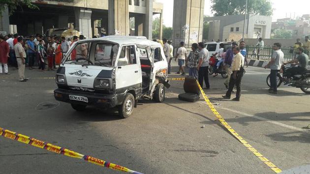 The school van, which was carrying more than 20 children, was rammed by a milk tanker near the Kanhaiya Nagar metro station in New Delhi on Thursday. One girl died and 17 others were injured in the accident. (HT Photo) The school van, which was carrying more than 20 children, was rammed by a milk tanker near the Kanhaiya Nagar metro station in New Delhi on Thursday. One girl died and 17 others were injured in the accident. (HT Photo)