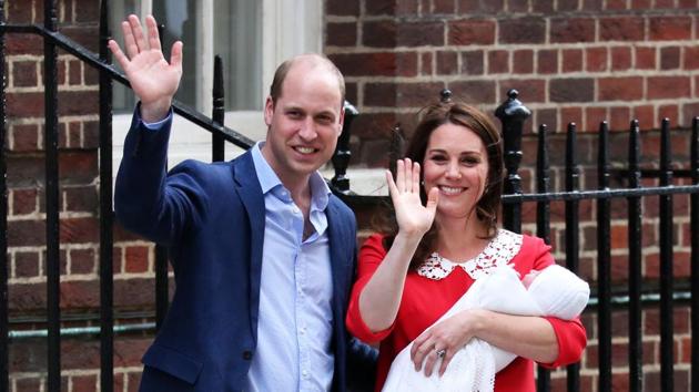 Britain's Prince William, Duke of Cambridge (L) and Britain's Catherine, Duchess of Cambridge show their newly-born son, their third child, to the media outside the Lindo Wing at St Mary's Hospital in central London, England. (Isabel infantes / AFP) Britain's Prince William, Duke of Cambridge (L) and Britain's Catherine, Duchess of Cambridge show their newly-born son, their third child, to the media outside the Lindo Wing at St Mary's Hospital in central London, England. (Isabel infantes / AFP)