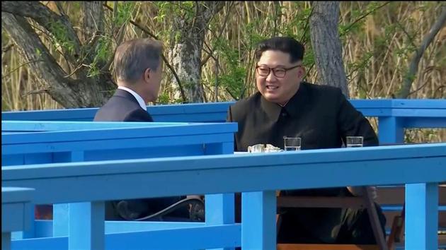 South Korean President Moon Jae-in and North Korean leader Kim Jong Un talk during the inter-Korean summit at the truce village of Panmunjom, in this still frame taken from video, South Korea April 27, 2018.(REUTERS) South Korean President Moon Jae-in and North Korean leader Kim Jong Un talk during the inter-Korean summit at the truce village of Panmunjom, in this still frame taken from video, South Korea April 27, 2018.(REUTERS)