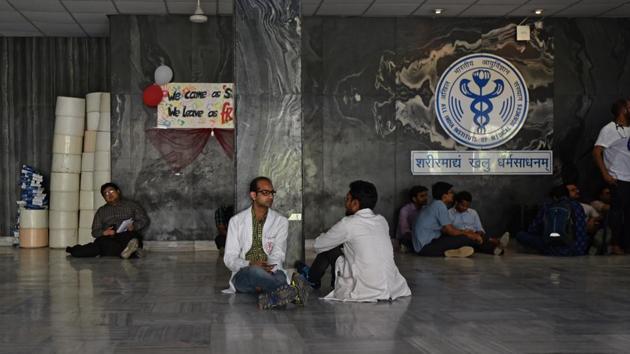 AIIMS resident doctors sitting near the auditorium during the strike in New Delhi on Saturday. (Anushree Fadnavis/HT Photo) AIIMS resident doctors sitting near the auditorium during the strike in New Delhi on Saturday. (Anushree Fadnavis/HT Photo)