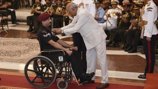 Lance Naik Kashmir Singh, 17th Battalion the Jammu and Kashmir Rifles is felicitated with Shaurya Chakra from President Ramnath Kovind during the Defense Investiture Ceremony, at Rashtrapati Bhawan, New Delhi on April 23, 2018. (Vipin Kumar / HT Photo) Lance Naik Kashmir Singh, 17th Battalion the Jammu and Kashmir Rifles is felicitated with Shaurya Chakra from President Ramnath Kovind during the Defense Investiture Ceremony, at Rashtrapati Bhawan, New Delhi on April 23, 2018. (Vipin Kumar / HT Photo)