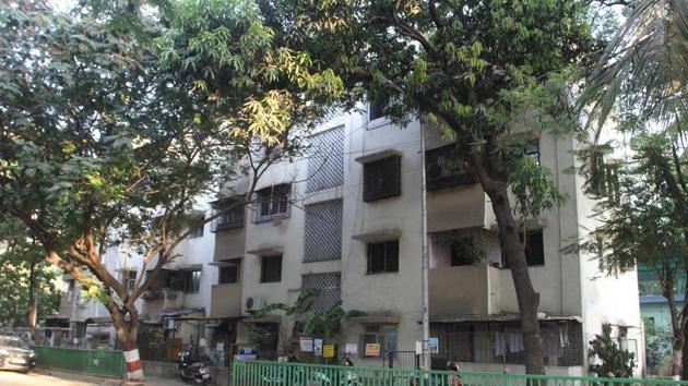 One of the old buildings at Shreerang in Thane which has been declared dangerous.(PRAFUL GANGURDE/HT)