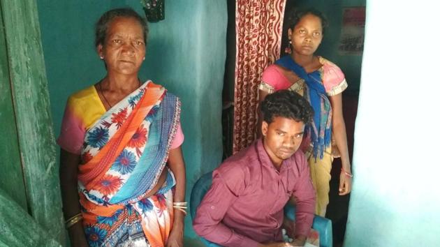 Buddhiman Oraon with his mother Phulmani Oraon(left) and sister-in-law Deepika Oraon at their home in Raghu Toli in Lohardaga on April 25.(HT Photo) Buddhiman Oraon with his mother Phulmani Oraon(left) and sister-in-law Deepika Oraon at their home in Raghu Toli in Lohardaga on April 25.(HT Photo)