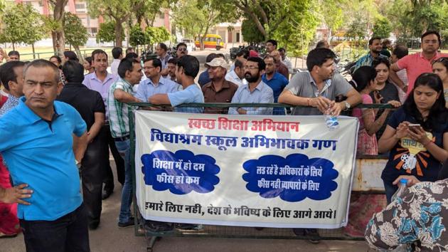 Parents protest at Vidyashram school on Saturday.(HT PHOTO)