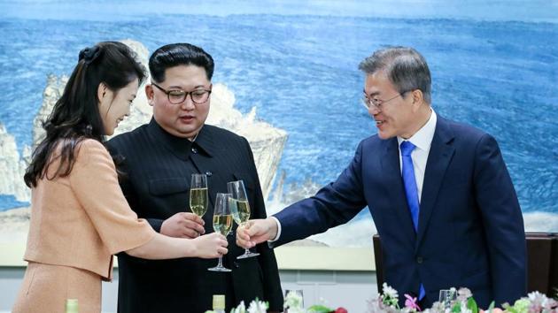 South Korean President Moon Jae-in toasts North Korean leader Kim Jong Un and his wife Ri Sol Ju at the truce village of Panmunjom inside the demilitarized zone separating the two Koreas, South Korea, April 27, 2018.(REUTERS)