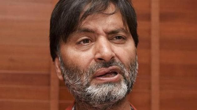 JKLF Chairman Mohammad Yasin Malik addressing a press conference in Srinagar.(PTI Photo)