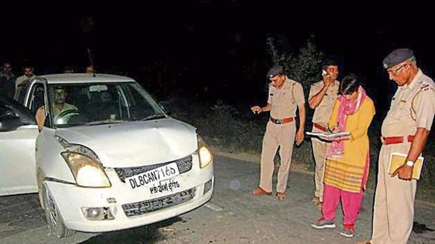 Forensic team inspecting the crime scene at Karor village in Rohtak on Friday night.(Manoj Dhaka/HT)