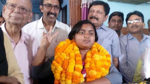 Anjali Varma of Brij Behari Sahai Intercollege in Allahabad was the topper in Class 10 with 96.35 percentage.(Live Hindustan) Anjali Varma of Brij Behari Sahai Intercollege in Allahabad was the topper in Class 10 with 96.35 percentage.(Live Hindustan)