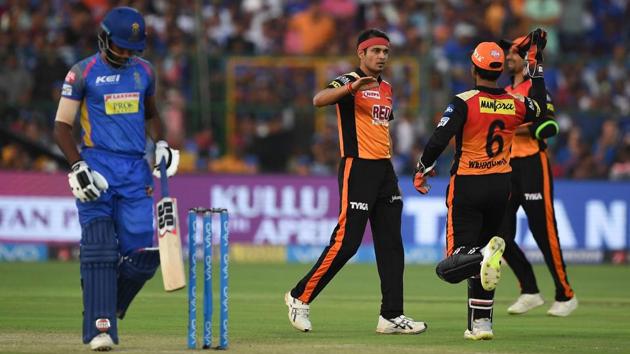 Sunrisers Hyderabad’s Siddarth Kaul (2L) celebrates the wicket of Rajasthan Royals’ Sanju Samson in an Indian Premier League (IPL) 2018 at the Sawai Mansingh Stadium in Jaipur on Sunday.(AFP)